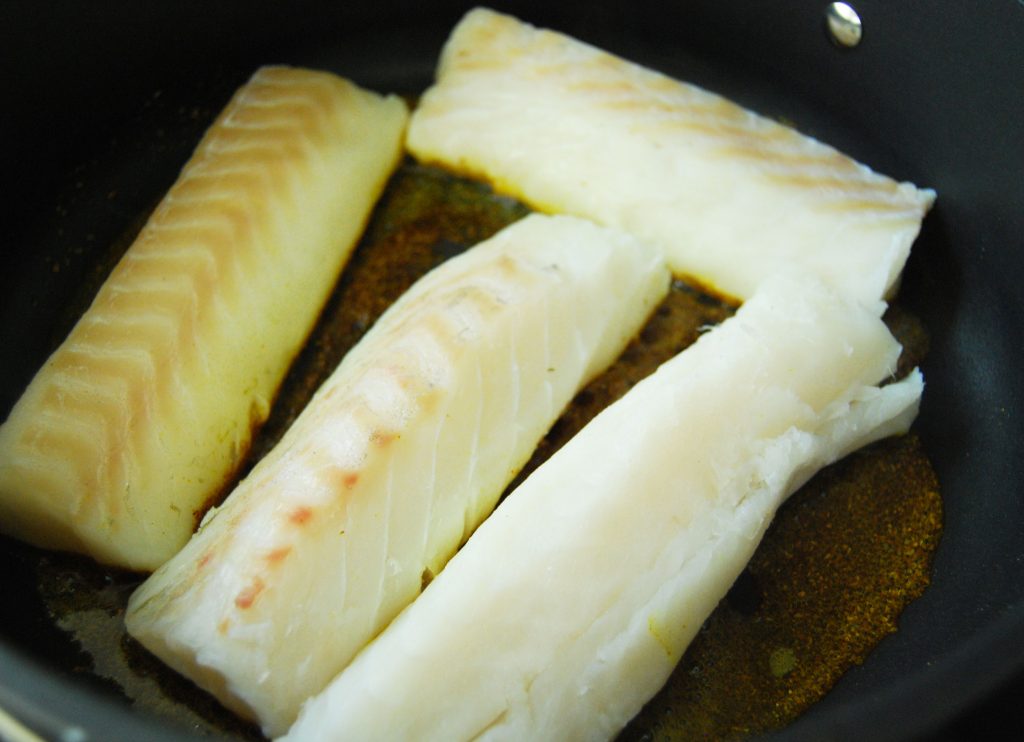 Kveitefileter stekes i krydder