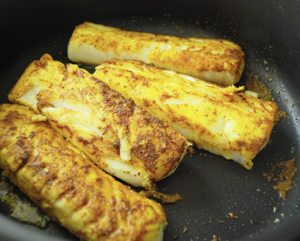 Kveitefileter stekes i krydder