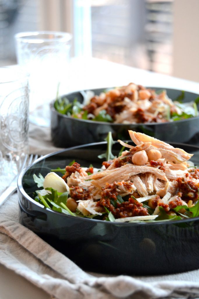 Kyllingsalat med en grov rød pesto