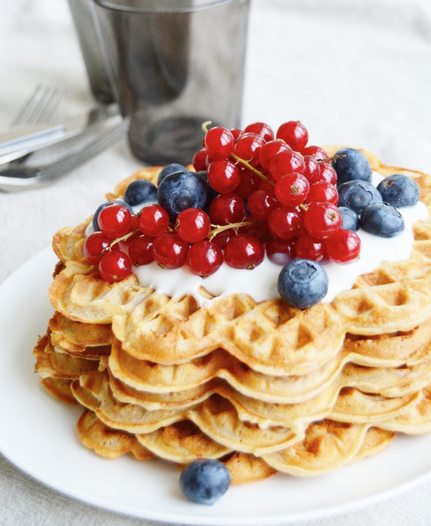 Valnøttvafler med rips & blåbær