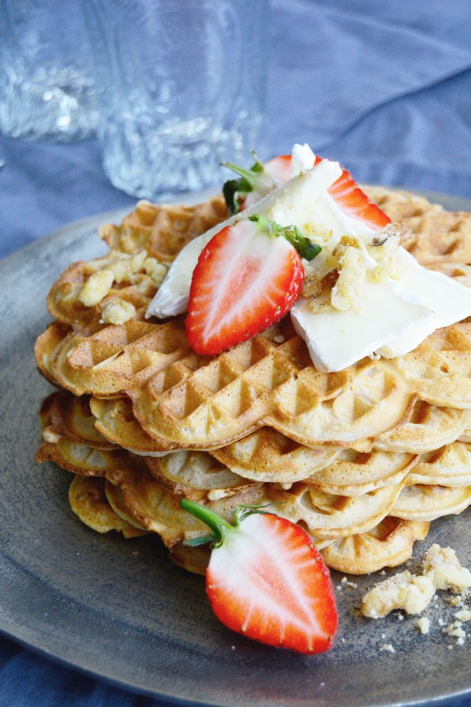 Valnøttvafler med brie & jordbær