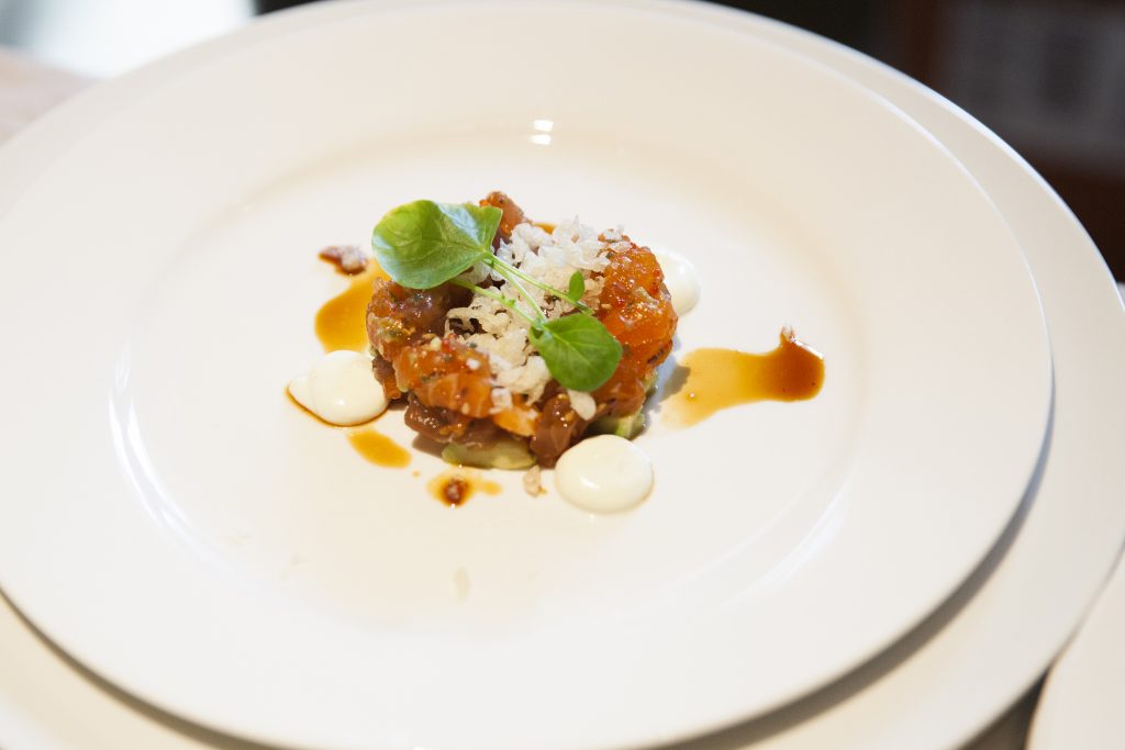 Sprølaks og tunfisktartar med avokado og agurk