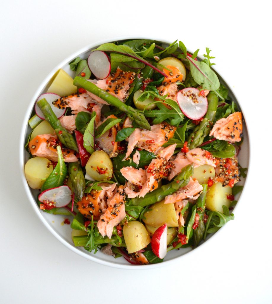 Laksesalat med chili-sennepdressing