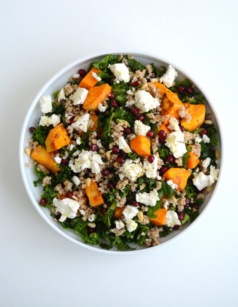 Grønnkålsalat med søtpotet og granateple