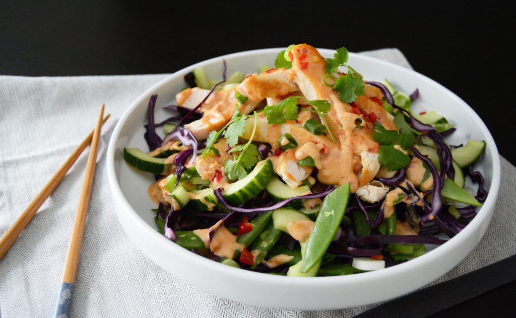 Grov kyllingsalat m peanøttdressing