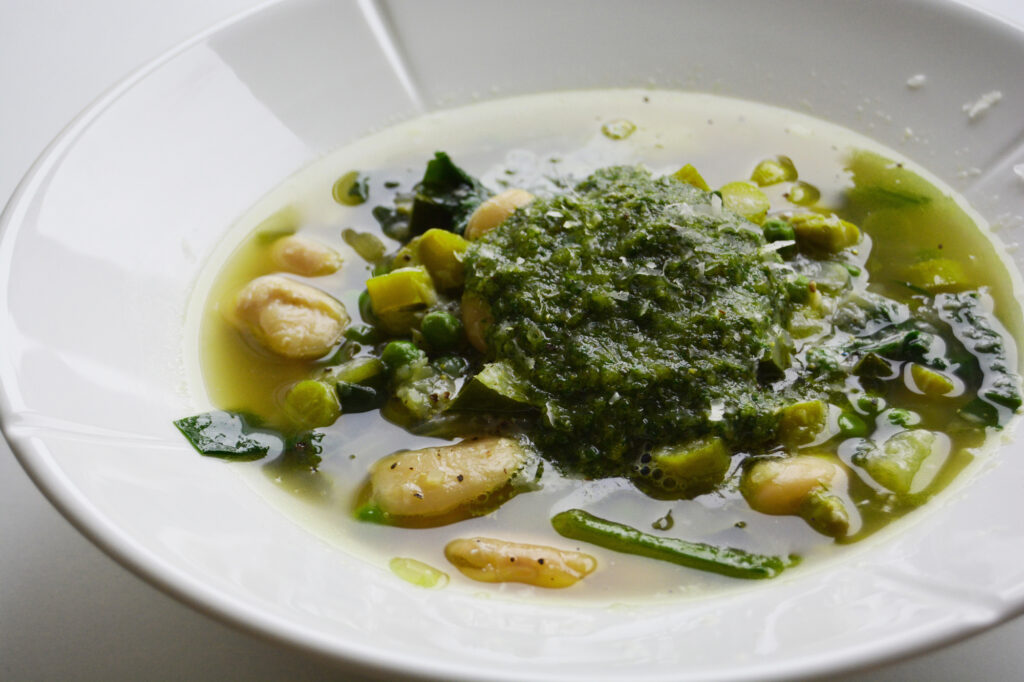 Grønn minestrone med urtepesto
