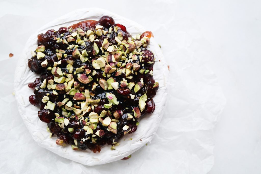 Brie med fikenmarmelade, tranebær og pistasjnøtter