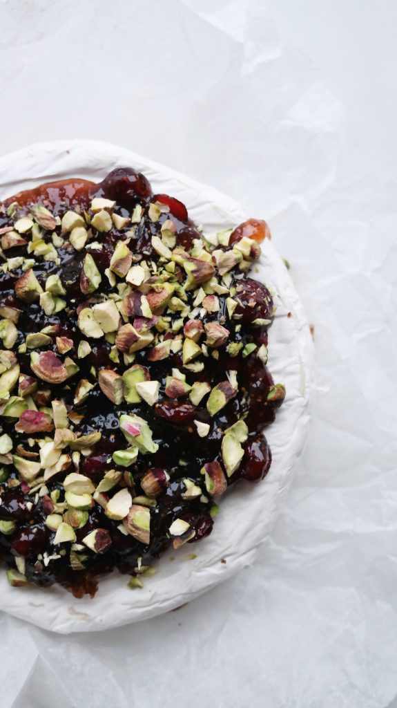 Brie med fikenmarmelade, tranebær og pistasjnøtter