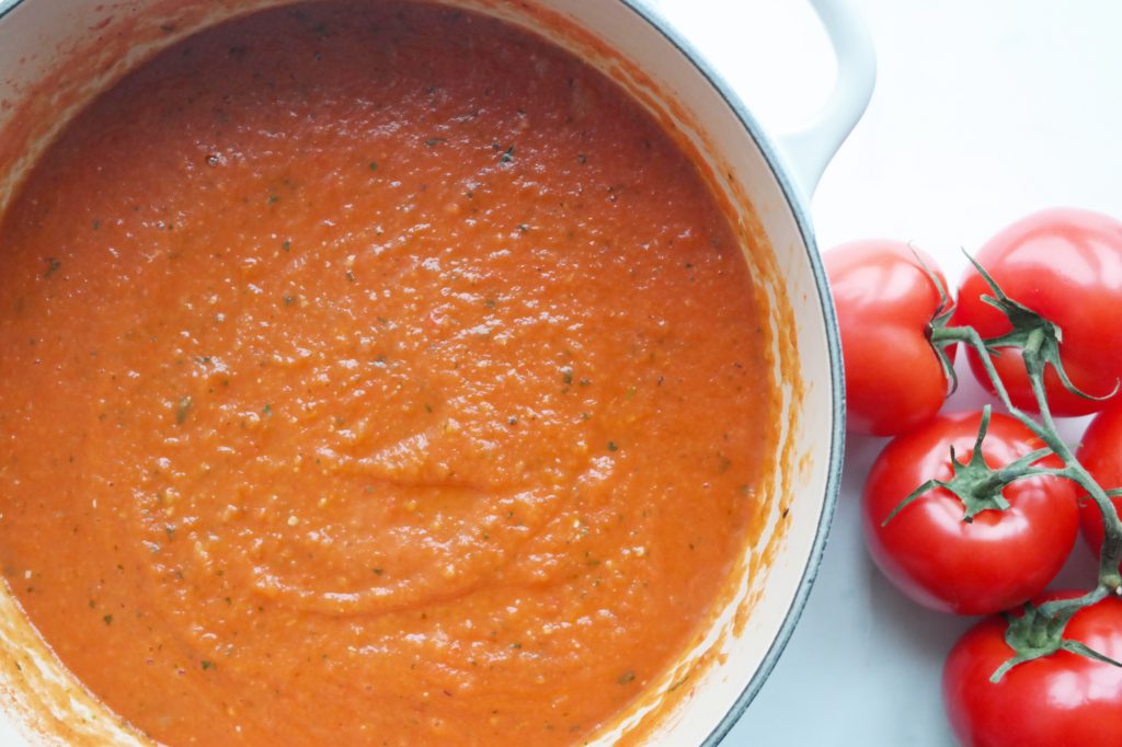 Ovnsbakt tomatsuppe med basilikum