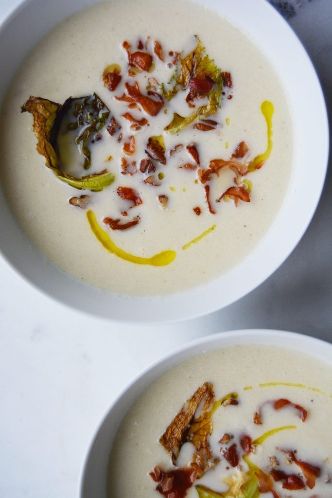 Blomkålsuppe m serrano og pekannøtter